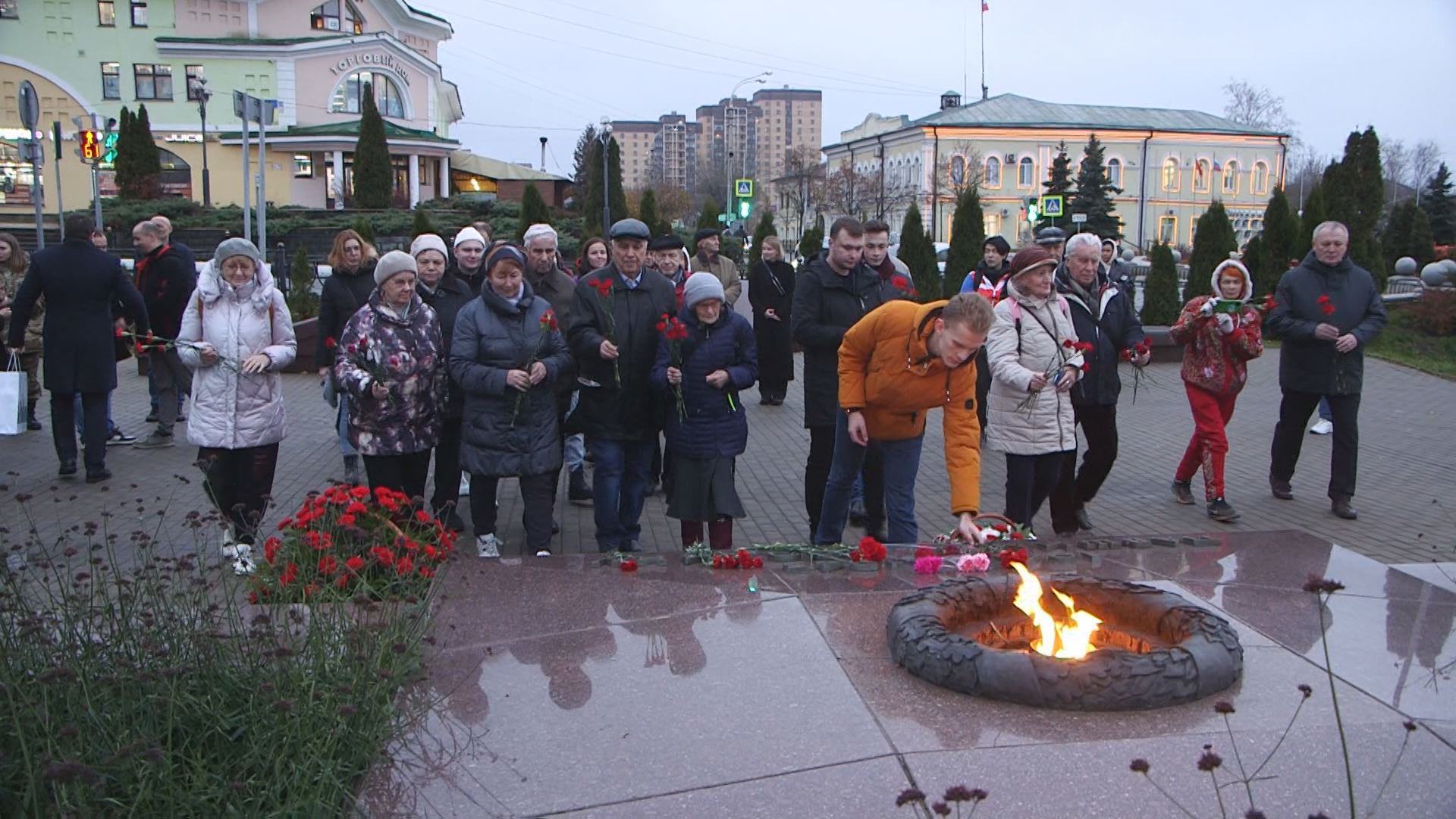 В Дмитрове у мемориала «Вечный огонь» прошла акция памяти «Дорога Победы» -  Сетевое издание «Вечерний Дмитров»