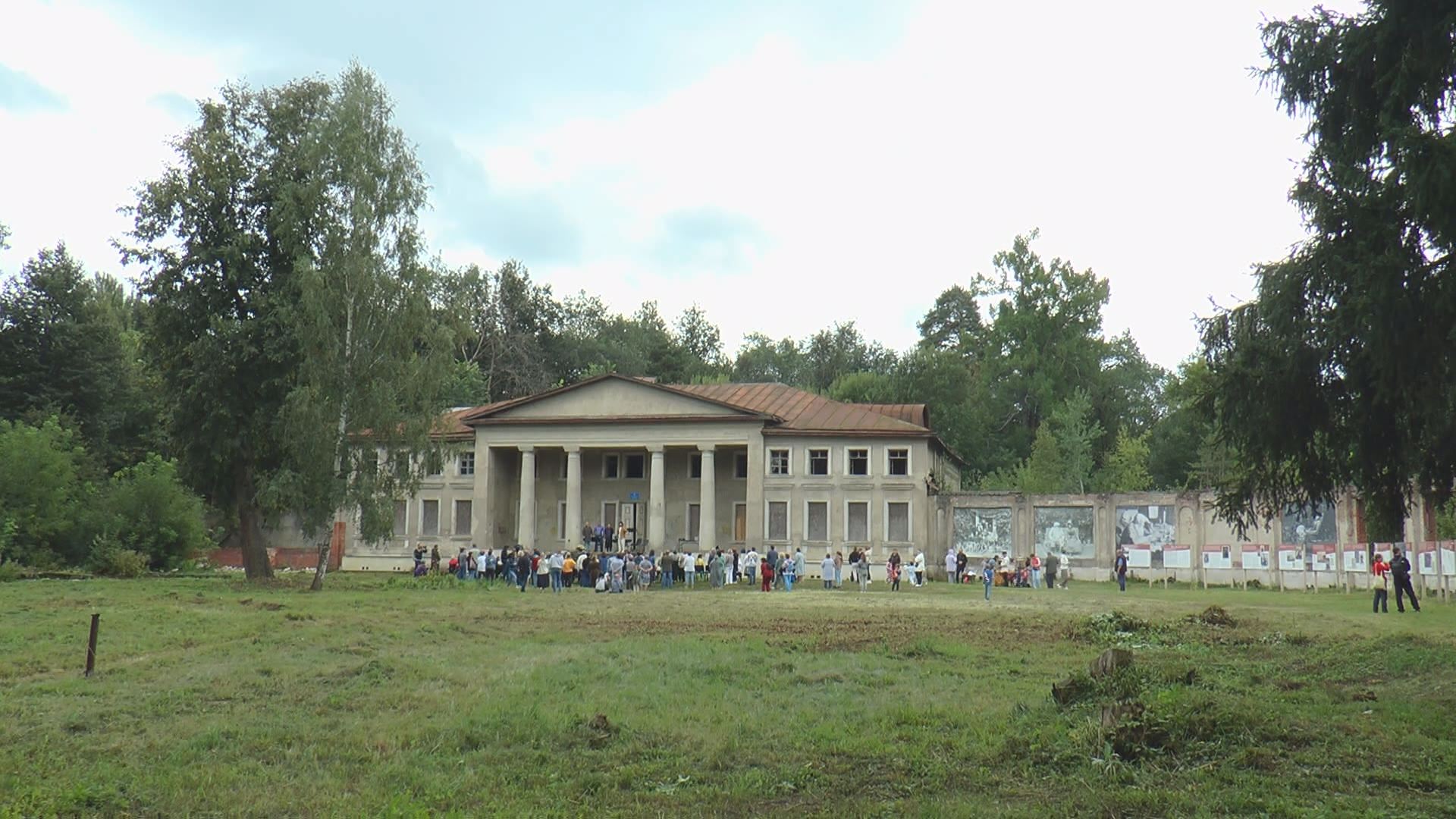 Выставка под открытым небом открылась в старинной дворянской усадьбе под  Дмитровом - Сетевое издание «Вечерний Дмитров»